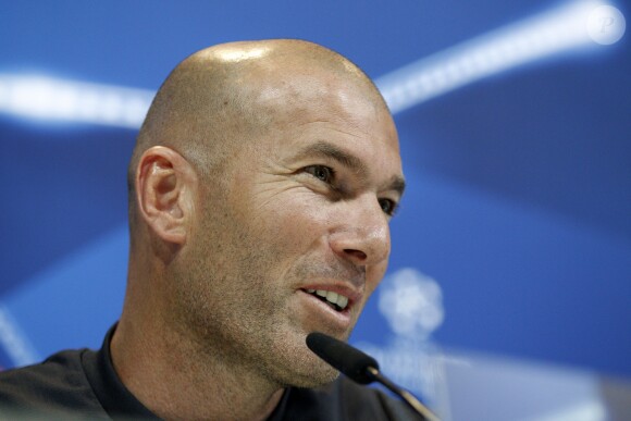 Zinedine Zidane donne une conférence de presse avant le match retour contre le FC Bayern Munich en ligue des champions à Madrid le 17 avril 2017.