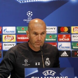 Zinedine Zidane donne une conférence de presse avant le match retour contre le FC Bayern Munich en ligue des champions à Madrid le 17 avril 2017.