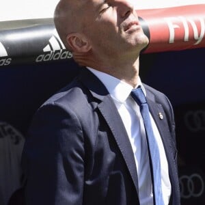 Zinedine Zidane lors du match de football de La Liga, le Real Madrid contre l'Atletico Madrid au stade Santiago Bernabeu à Madrid, Espagne, le 8 avril 2017.