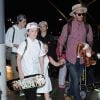 David Beckham arrive avec ses enfants Brooklyn, Romeo, Cruz et Harper Beckham à l'aéroport de LAX à Los Angeles le 17 avril 2017