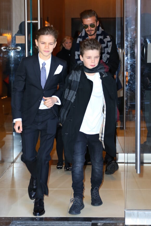 David Beckham et ses enfants Brooklyn Beckham, Romeo James Beckham, Harper Beckham, et Cruz Beckham sortent de leur hôtel alors que Victoria prépare les défilés pour la fashion week à New York le 13 février 2016. 1