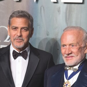 George Clooney et Buzz Aldrin assistent à la soirée Omega "Lost in Space" pour fêter les 60 ans de la montre Speedmaster à la Tate Modern. Londres, le 26 avril 2017.