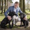 Portrait officiel du roi Willem Alexander des Pays-Bas avec ses deux chiens, Skipper et Nala, réalisé le 5 avril 2017 à son domicile, la Villa Eikenhorst à Wassenaar, et révélé pour son 50e anniversaire le 27 avril 2017.