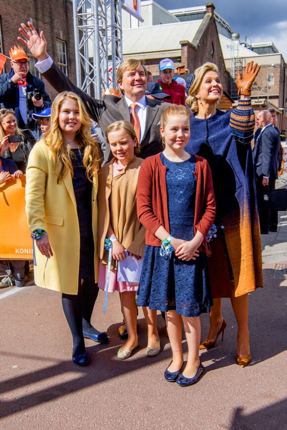 Le roi Willem-Alexander avec la reine Maxima des Pays-Bas et leurs enfants (les princesses Catharina-Amalia, Alexia et Ariane) lors de la Fête du Roi 2017 à Tilburg, le 27 avril 2017.26/04/2017 - Tilburg