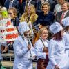Le roi Willem-Alexander des Pays-Bas, ici au moment du passage du gâteau lors de la parade, fêtait en famille et en public, entouré notamment de sa femme la reine Maxima et leurs filles les princesses Catharina-Amalia, Alexia et Ariane, son 50e anniversaire le 27 avril 2017 à l'occasion de grandes célébrations à Tilburg, dans le sud du pays.