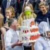 Le roi Willem-Alexander des Pays-Bas, ici au moment du passage du gâteau lors de la parade, fêtait en famille et en public, entouré notamment de sa femme la reine Maxima et leurs filles les princesses Catharina-Amalia, Alexia et Ariane, son 50e anniversaire le 27 avril 2017 à l'occasion de grandes célébrations à Tilburg, dans le sud du pays.