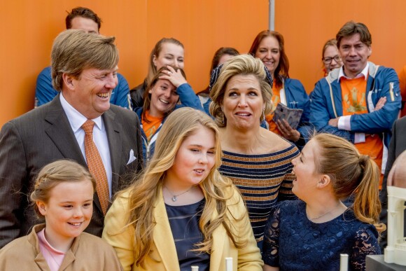 Moment fun ! Le roi Willem-Alexander des Pays-Bas fêtait en famille et en public, entouré notamment de sa femme la reine Maxima et leurs filles les princesses Catharina-Amalia, Alexia et Ariane, son 50e anniversaire le 27 avril 2017 à l'occasion de grandes célébrations à Tilburg, dans le sud du pays.