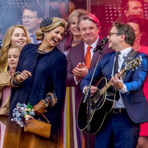 Grosse ambiance avec la famille royale sur scène ! Le roi Willem-Alexander des Pays-Bas fêtait en famille et en public, entouré notamment de sa femme la reine Maxima et leurs filles les princesses Catharina-Amalia, Alexia et Ariane, son 50e anniversaire le 27 avril 2017 à l'occasion de grandes célébrations à Tilburg, dans le sud du pays.