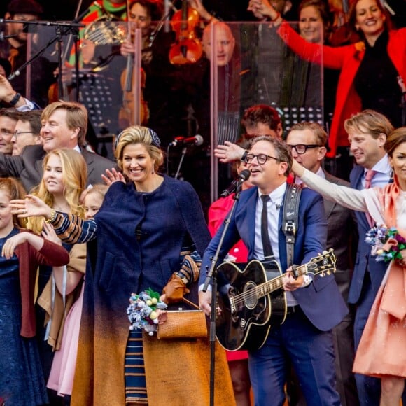 Grosse ambiance avec la famille royale sur scène ! Le roi Willem-Alexander des Pays-Bas fêtait en famille et en public, entouré notamment de sa femme la reine Maxima et leurs filles les princesses Catharina-Amalia, Alexia et Ariane, son 50e anniversaire le 27 avril 2017 à l'occasion de grandes célébrations à Tilburg, dans le sud du pays.