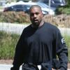 Kanye West passe à son bureau à Calabasas le 26 avril 2017.
