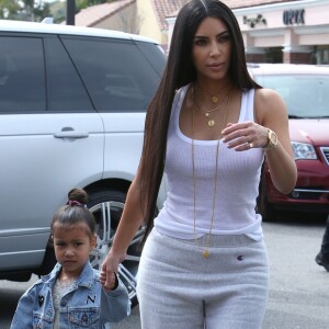 Kim Kardashian et sa fille North West - La famille Kardashian arrive dans les studios de tournage pour leur émission 'Keeping Up With The Kardashian's' à Los Angeles le 10 mars 2017.