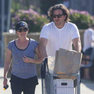 Exclusif - Shannen Doherty et son mari Kurt Iswarienko vont faire des courses à Malibu, le 22 avril 2017. Shannen semble reprendre goût à la vie après ses séances de chimiothérapie suite à son cancer du sein. Ses cheveux ont repoussé.  Exclusive - Malibu, CA, USA. April 22, 2017 Shannen Doherty made a rare appearance with her third husband, Kurt Iswarienko, as the pair went grocery shopping in Malibu. Shannen has been very open about her battle with breast cancer and although she lost most of her hair undergoing radiation treatment, it is now growing back and she seemed in good spirits as she shopped.22/04/2017 - Malibu
