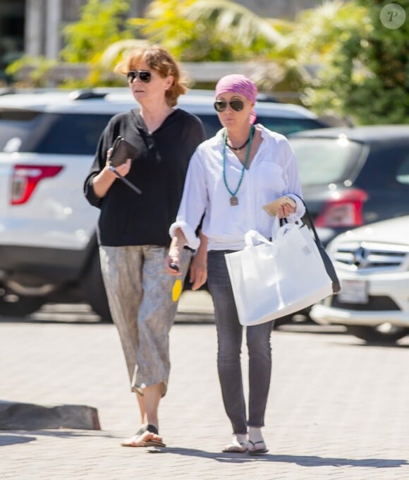Exclusif - Prix Spécial - No Web No Blog - Shannen Doherty et sa mère Rosa sont allées faire du shopping à Malibu, le 26 juillet 2016. Elle porte un bandana sur la tête. L'actrice de la série "The Beverly Hills 90210" se bat depuis mars 2015 contre un cancer du sein. Comme elle va bientôt subir une chimiothérapie, elle a décidé de s'y préparer en se rasant les cheveux. Il y a quelques jours, Elle a voulu immortaliser cet instant et le partager avec ses fans en publiant une photo sur Instagram. "Merci aux trois personnes qui m'ont aidée à traverser cette journée incroyablement difficile et qui continuent à être présents à chaque minute pour me soutenir et m'aimer", a-t-elle écrit en commentaire du cliché. Un message qui a beaucoup ému.26/07/2016 - Malibu