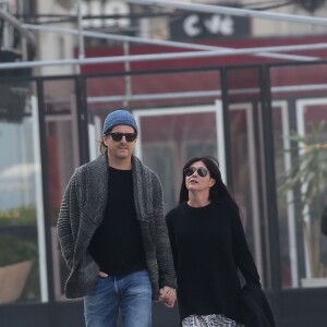 Exclusif - Shannen Doherty et son mari Kurt Iswarienko se promènent dans les rues de Paris le 18 mars 2016 © Cyril Moreau / Bestimage no web no blog for Belgium and Switzerland Exclusive - for germany call for price Shannen Doherty and her husband Kurt Iswarienko strolling in paris on 18/03/201618/03/2016 - Paris