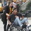 Zayn Malik se rend à l'appartement de Gigi Hadid en fauteuil roulant, à New York le 29 avril 2017