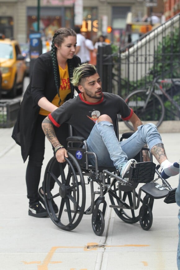 Zayn Malik se rend à l'appartement de Gigi Hadid en fauteuil roulant, à New York le 29 avril 2017