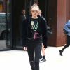Gigi Hadid sort d'un immeuble à New York, le 24 avril 2017