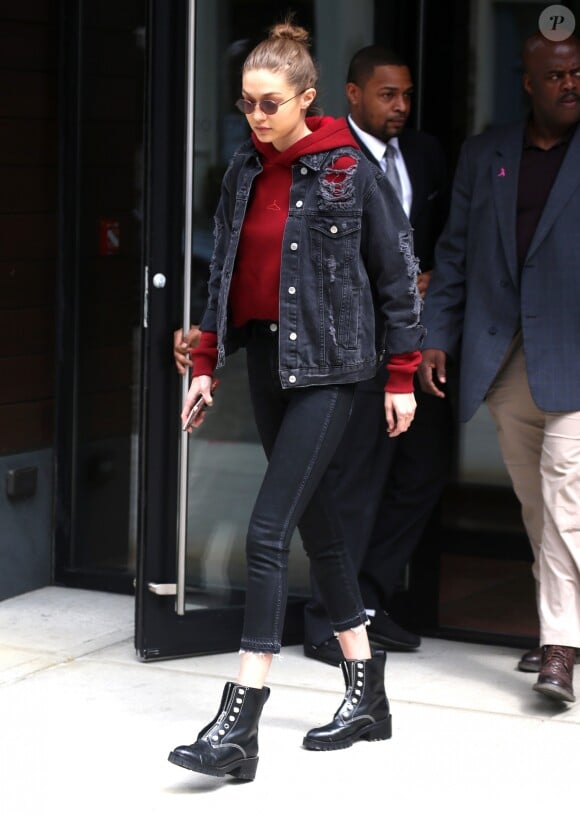 Gigi Hadid à la sortie d'un immeuble à New York, le 16 avril 2017