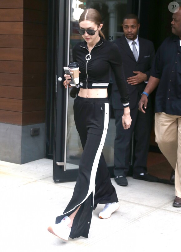 Gigi Hadid à la sortie de son domicile à New York. Le 14 avril 2017