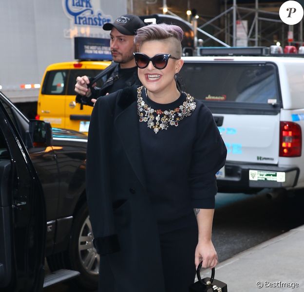 Kelly Osbourne à Manhattan pour la promotion de son nouveau livre "There Is No Fcking Secret: Letters From a Badass Bitch" le 25 avril 2017. © CPA / Bestimage