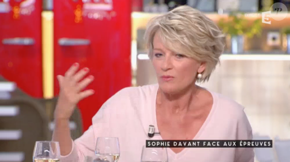 Sophie Davant dans l'émission "C à vous" sur France 5, le 2 mai 2017.