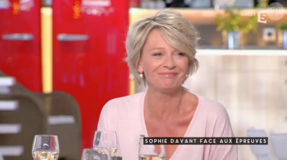 Sophie Davant dans l'émission "C à vous" sur France 5, le 2 mai 2017.