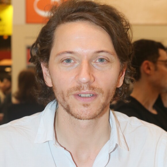 Le chanteur Raphael (Raphaël Haroche) lors de la 37e édition du Salon du livre au parc des expositions, à la porte de Versailles, à Paris, France, le 26 mars 2017. © CVS/Bestimage