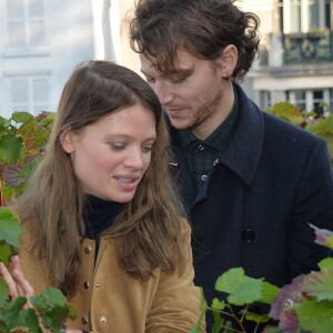 Le chanteur Raphael (Raphaël Haroche), le parrain et sa compagne Mélanie Thierry, la marraine assistent au ban des vendanges lors de la fête des vendanges de Montmartre 2015 à Paris, le 10 octobre 2015.