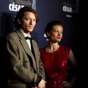 Le chanteur Raphaël et sa compagne Mélanie Thierry (robe Stella McCartney, bracelet Python de la maison Akillis) - Photocall de la 42e cérémonie des Cesar à la salle Pleyel à Paris, le 24 février 2017. © Dominique Jacovides - Olivier Borde / Bestimage