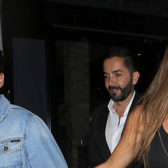Sofia Vergara quitte le restaurant Craig avec son fils Manolo à West Hollywood le 20 avril 2017.