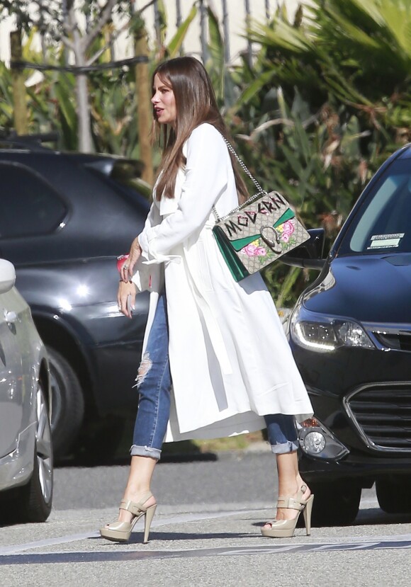 Sofia Vergara fait du shopping chez Saks sur Fifth Avenue à Beverly Hills. Elle porte un sac de la marque Gucci avec inscription personnalisée ‘Modern' comme le titre de la série ‘Modern Family’. Le 15 avril 2017