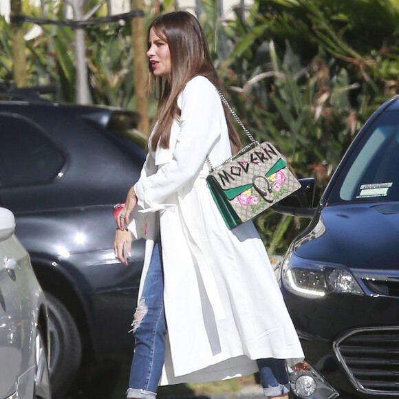 Sofia Vergara fait du shopping chez Saks sur Fifth Avenue à Beverly Hills. Elle porte un sac de la marque Gucci avec inscription personnalisée ‘Modern' comme le titre de la série ‘Modern Family’. Le 15 avril 2017