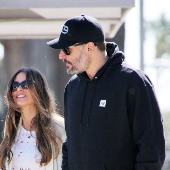 Exclusif - Sofia Vergara et son mari Joe Manganiello sont allés déjeuner en amoureux et se baladent bras de dessus bras dessous dans les rues de Los Angeles, le 13 février 2017