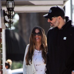 Exclusif - Sofia Vergara et son mari Joe Manganiello sont allés déjeuner en amoureux et se baladent bras de dessus bras dessous dans les rues de Los Angeles, le 13 février 2017