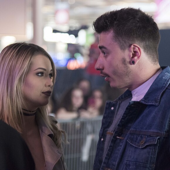 EnjoyPhoenix (Marie Lopez) et son compagnon Florian Allister - Vidéo City Paris 2017 au parc des expositions de la porte de Versailles à Paris, le 9 avril 2017. Plusieurs milliers d'ados ont fait la queue pour approcher leurs idoles au salon des youtubeurs.