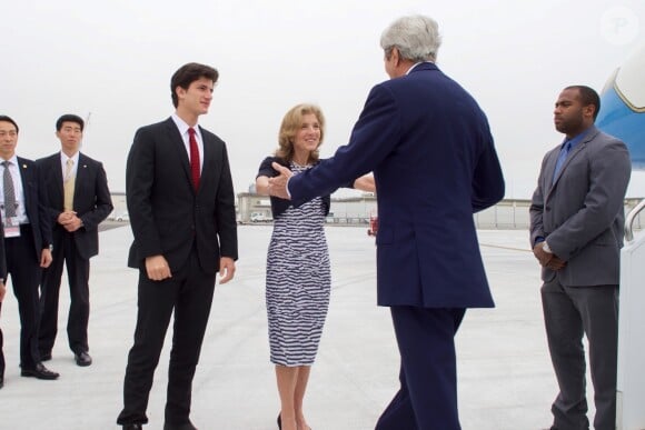 L'ambassadeur des Etats-Unis au Japon Caroline Kennedy et son fils Jack Schlossberg accueillent le secrétaire d'état américain John Kerry sur la base aérienne du corps des Marines Iwakuni  à Hiroshima. Le 10 avril 2016 U.S.