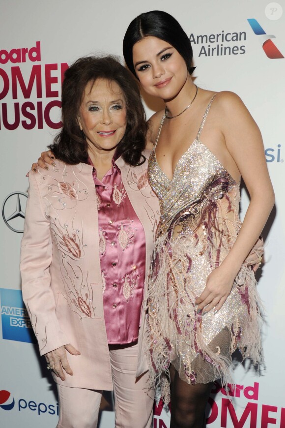 Loretta Lynn avec Selena Gomez lors de la 10e soirée Billboard Women In Music à New York en décembre 2015.