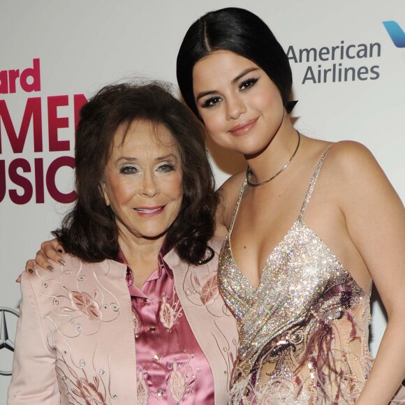 Loretta Lynn avec Selena Gomez lors de la 10e soirée Billboard Women In Music à New York en décembre 2015.