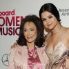 Loretta Lynn avec Selena Gomez lors de la 10e soirée Billboard Women In Music à New York en décembre 2015.