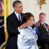 Loretta Lynn recevant en novembre 2013 la médaille présidentielle de la liberté des mains du président Barack Obama, lors d'une cérémonie à la Maison Blanche à Washington.