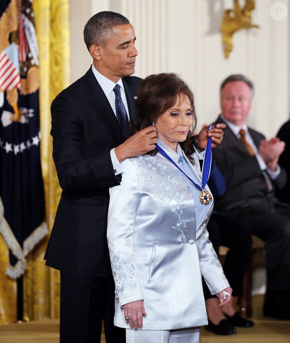 Loretta Lynn recevant en novembre 2013 la médaille présidentielle de la liberté des mains du président Barack Obama, lors d'une cérémonie à la Maison Blanche à Washington.