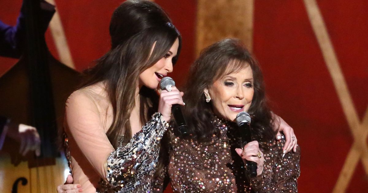 Kacey Musgraves et Loretta Lynn lors de la 48e cérémonie des CMA Awards ...