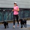 A quelques semaines de son mariage, Pippa Middleton entretient sa silhouette, comme lors de cette séance de running avec ses chiens le 16 mars 2017 à Londres, dans les parages de la maison de South Kensington où elle vit avec son fiancé James Matthews.