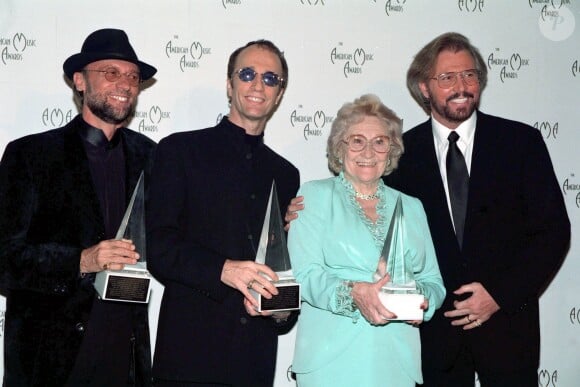 Maurice Gibb et ses frères aux American Music Awards 1997.