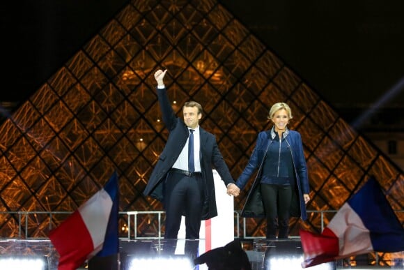 Emmanuel Macron avec sa femme Brigitte Macron (Trogneux) - Le président-élu, Emmanuel Macron, prononce son discours devant la pyramide au musée du Louvre à Paris, après sa victoire lors du deuxième tour de l'élection présidentielle le 7 mai 2017.