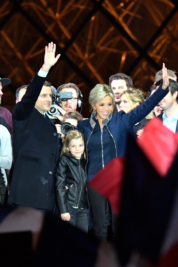 Emmanuel Macron avec sa femme Brigitte Macron (Trogneux), Emma (fille de L. Auzière) - Le président-élu, Emmanuel Macron, prononce son discours devant la pyramide au musée du Louvre à Paris, après sa victoire lors du deuxième tour de l'élection présidentielle le 7 mai 2017.