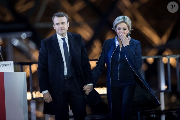 Emmanuel Macron avec sa femme Brigitte Macron (Trogneux) - Le président-élu, Emmanuel Macron, prononce son discours devant la pyramide au musée du Louvre à Paris, après sa victoire lors du deuxième tour de l'élection présidentielle le 7 mai 2017. © Cyril Moreau / Bestimage