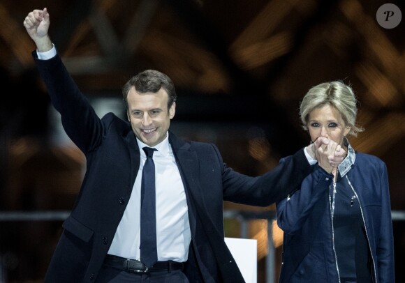 Emmanuel Macron avec sa femme Brigitte Macron (Trogneux) - Le président-élu, Emmanuel Macron, prononce son discours devant la pyramide au musée du Louvre à Paris, après sa victoire lors du deuxième tour de l'élection présidentielle le 7 mai 2017. © Cyril Moreau / Bestimage