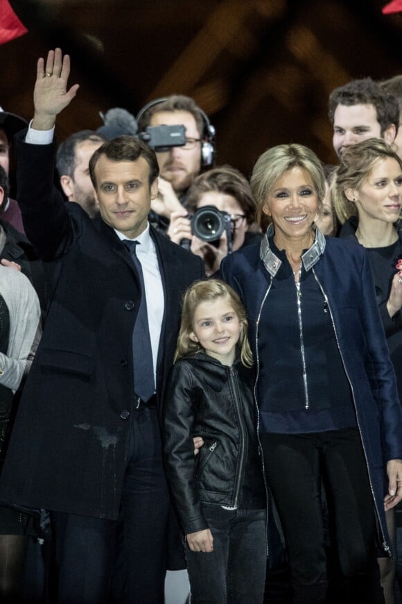 Emmanuel Macron avec sa femme Brigitte Macron (Trogneux), Emma (fille de L. Auzière) - Le président-élu, Emmanuel Macron, prononce son discours devant la pyramide au musée du Louvre à Paris, après sa victoire lors du deuxième tour de l'élection présidentielle le 7 mai 2017. © Cyril Moreau / Bestimage