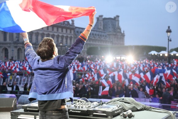 DJ Michael Canitrot - Concert sur l'esplanade du musée du Louvre lors de la victoire de E. Macron au deuxième tour de l'élection présidentielle à Paris le 7 mai 2017.